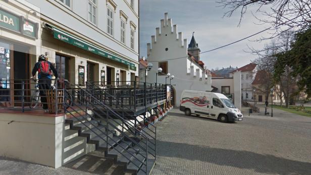 Ein Mann mit Fahrrad betritt das Restaurant „U Mansfelda“.