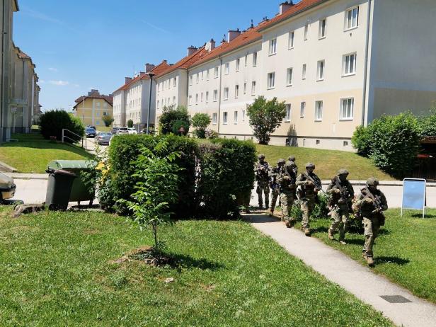 Jägereinheit marschiert durch Krautbergsiedlung 
