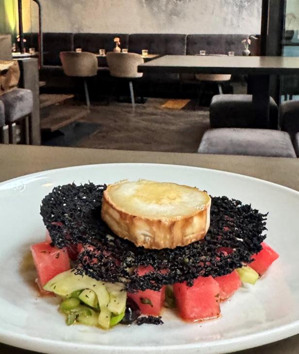 Ziegenfrischkäse mit Wassermelone und Oliven-Cracker serviert im "Albert".