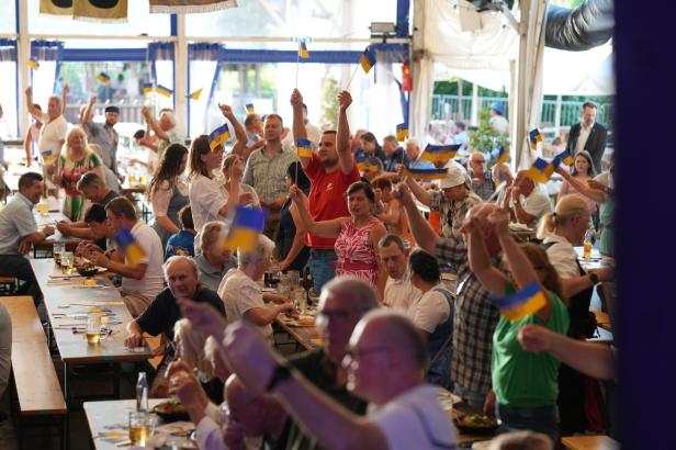 FPÖ-Anhänger im Bierzelt 
