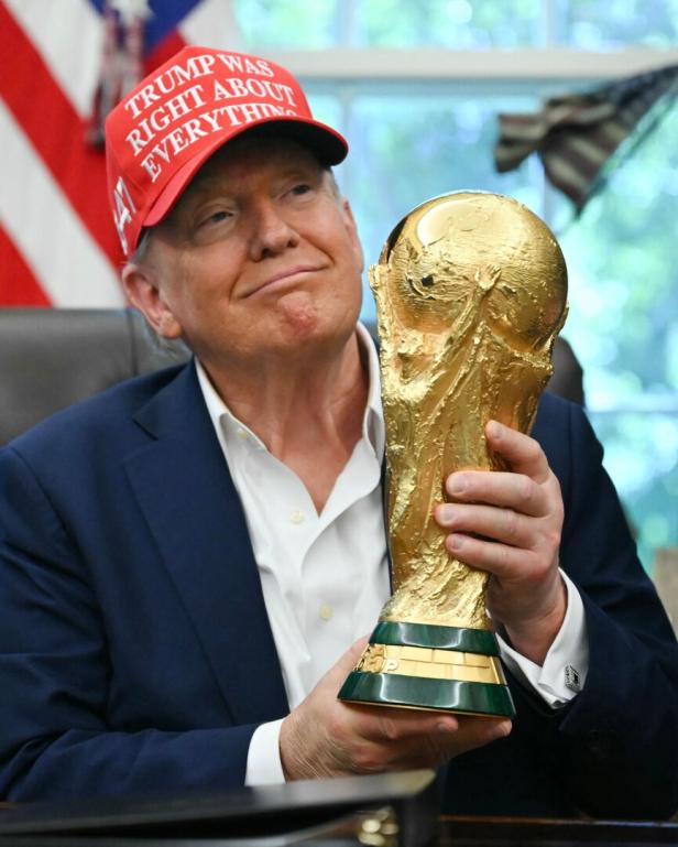 Trump mit dem WM-Pokal 
