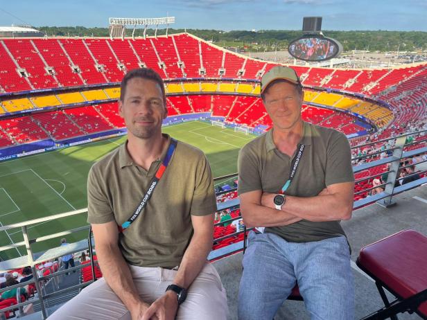 Andreas Heidenreich (li.) und Alexander Strecha berichten aus dem Stadion in Kansas