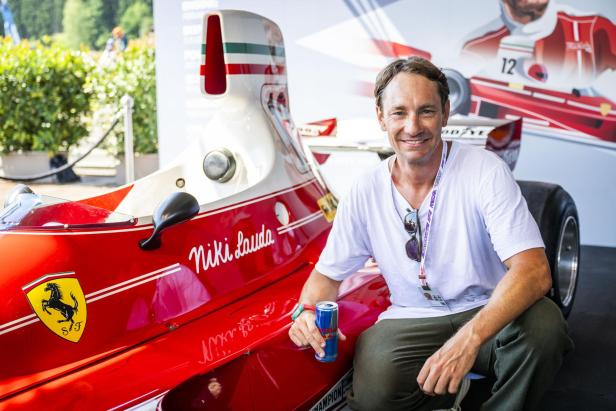 Matthias Lauda vor dem Ferrari seines Vaters Niki Lauda