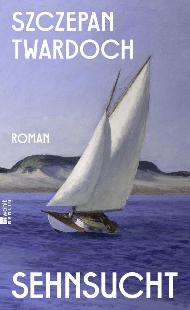Ein Segelboot auf blauem Wasser vor einer Küstenlinie auf dem Buchcover von Szczepan Twardochs Roman „Sehnsucht“ bei Rowohlt Berlin.