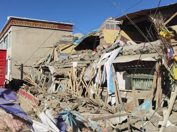 TOPSHOT-CHINA-NEPAL-QUAKE