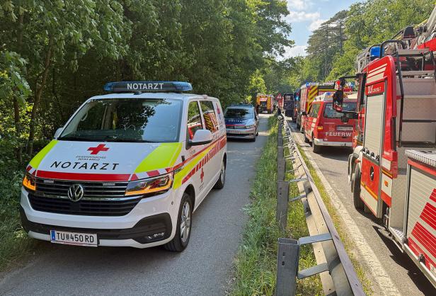 Rettungs- und Feuerwehrfahrzeuge parken an einer Straße
