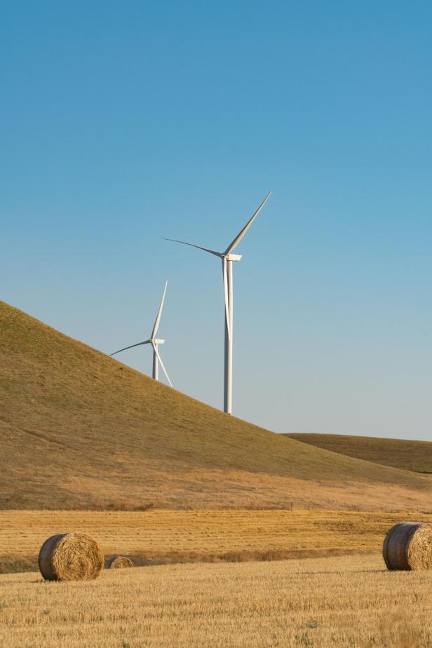 Zwei Windräder der Baia Windfarm in Rumänien.
