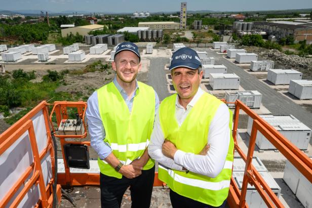 Enery-Gründer Lukas Nemec und Richard König vor dem Batteriespeicher Nova Zagora in Bulgarien.