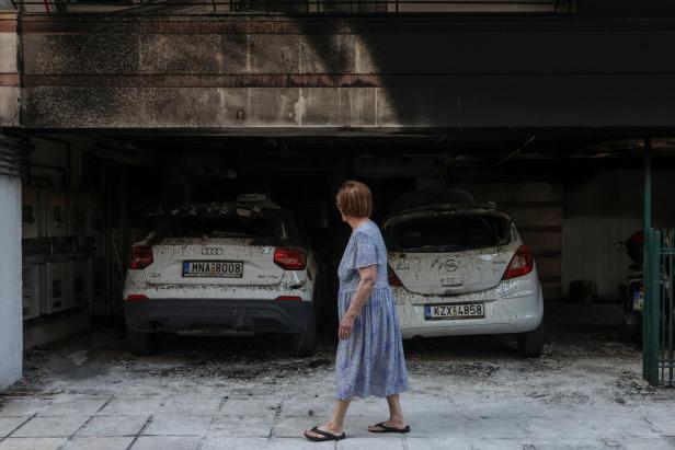 Firebombings of homes linked to Greek governing party in Thessaloniki