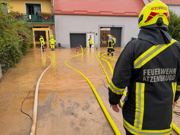 Die FF Atzenbrugg beim Auspumpen eines Kellers