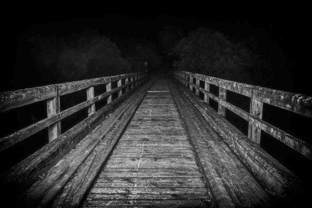 Schwarz-Weiß Aufnahme einer Brücke.