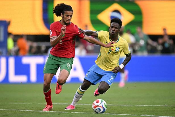 Ayyoub Bouaddi am Ball gejagt von Vinicius Jr.