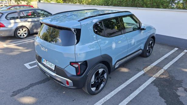 Kia EV2 von hinten: Die Rückleuten wurden tief unten angebracht.