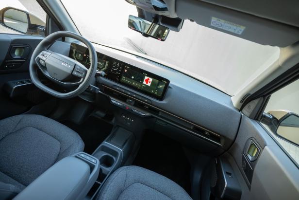 Das Cockpit des Kia EV2: Intuitiv verständlich und geräumig.
