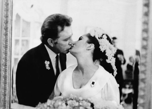 Elizabeth Taylor und Richard Burton küssen sich am Tag ihrer (ersten) Hochzeit