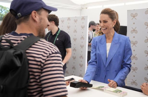 Prinzessin Kate in Wimbledon trägt einen blauen Anzug