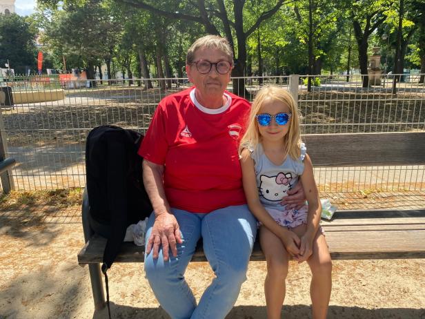 Oma verbringt die Zeit mit ihrer Enkelin vor dem Fußballspiel am Spielplatz.