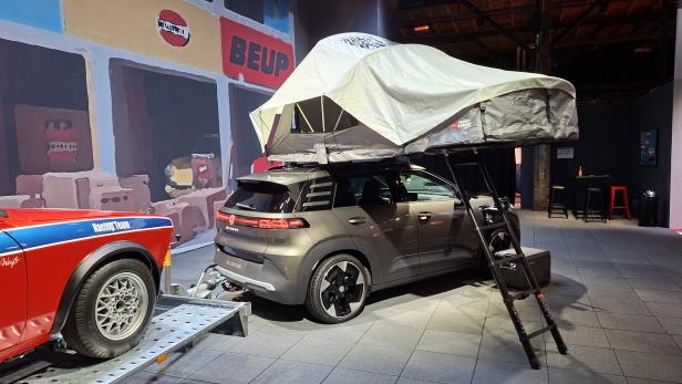 Belastbar: Der VW ID.Cross mit Anhänger und Dachzelt.