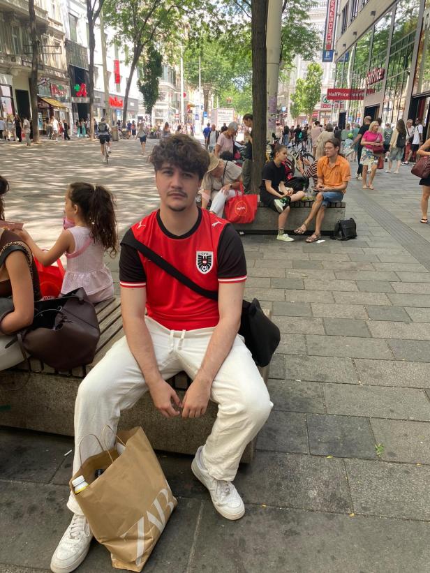 Auf der Mariahilfer Straße waren zu Mittag vor dem Österreich gegen Spanien Spiel bereits einige Österreichtrikots zu sehen. 