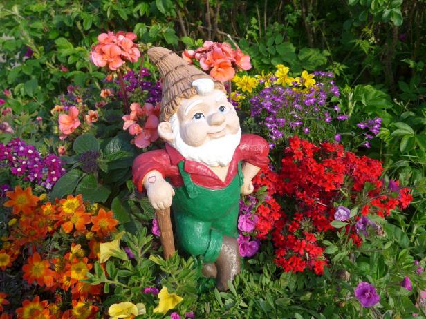 Gartenzwerg im Blumenbeet