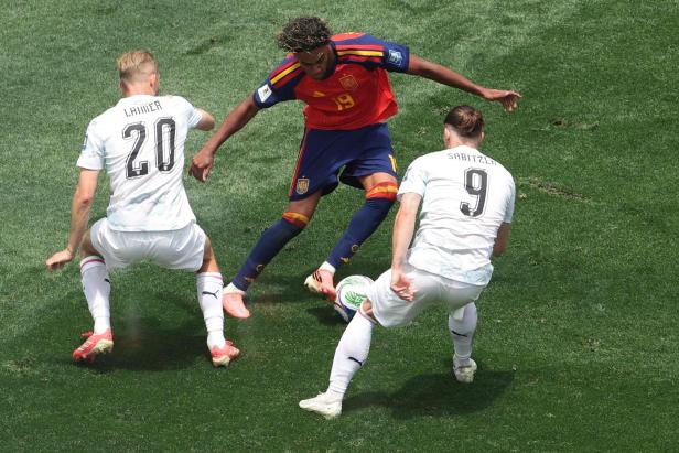 Nur zu zweit zu stoppen: Spaniens Superstar Lamine Yamal.  