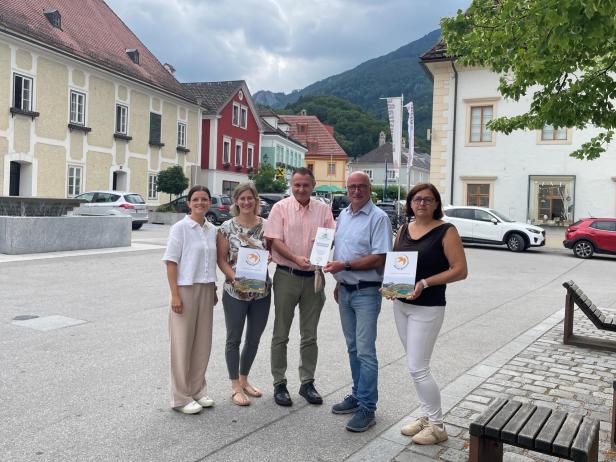fünf Personen mit Zertifikaten in der Hand.