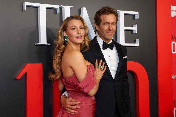 Blake Lively und Ryan Reynolds festlich gekleidet auf dem Red Carpet