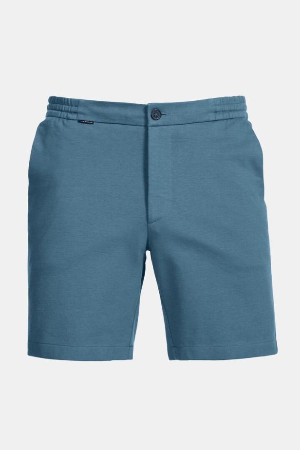 Blaue Shorts mit elastischem Bund, Knopfverschluss und seitlichen Eingrifftaschen vor hellem Hintergrund.