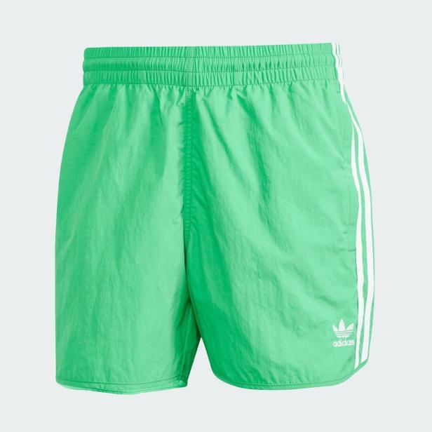 Grüne Adidas-Shorts mit weißem Logo und den charakteristischen drei Streifen an den Seiten.