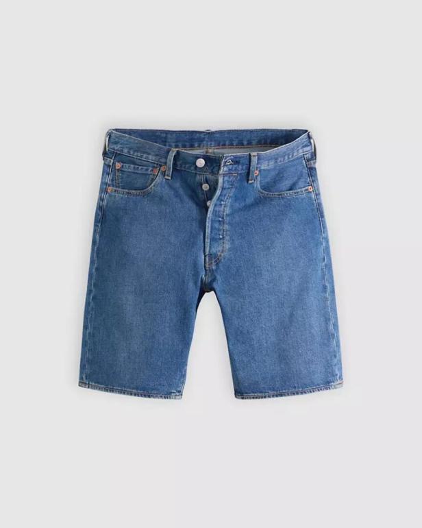 Blaue Jeans-Shorts mit Knopf- und Reißverschluss auf hellem Hintergrund.