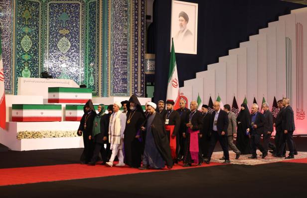  Religiöse Führer vor dem Sarg des Obersten Führers Ayatollah Ali Khamenei.