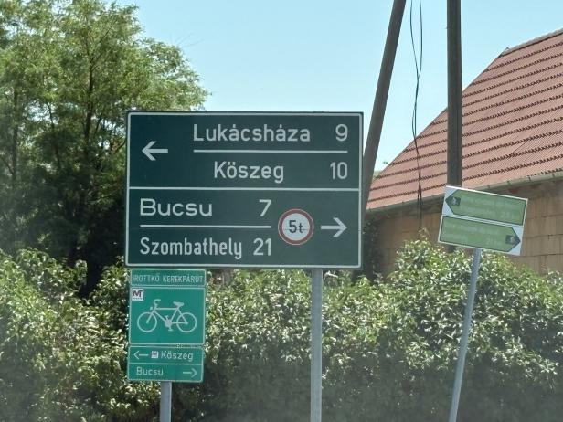 Verkehrsschilder an einer Straße mit Wegweisern nach Lukácsháza, Kőszeg, Bucsu und Szombathely.
