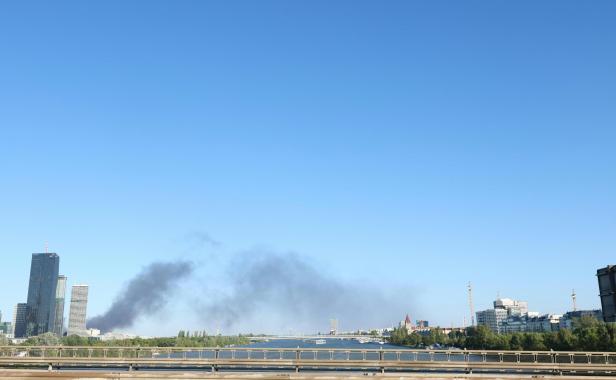 LAGERHALLE IN WIEN IN BRAND - TANGENTE GESPERRT