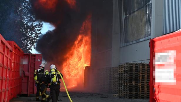 ++ HANDOUT ++ BRAND EINER MÜLLHALLE IN WIEN - TANGENTE WEITERHIN GESPERRT