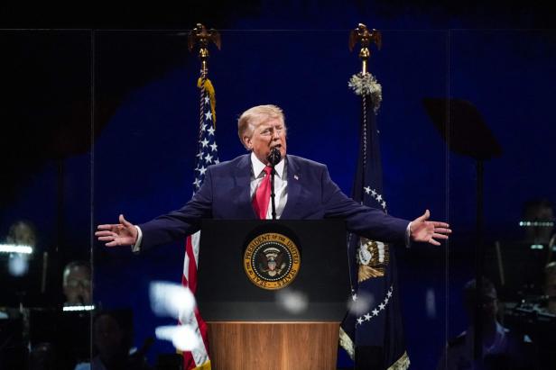 Donald Trump spricht vor einem Rednerpult mit dem Siegel des US-Präsidenten vor zwei US-Flaggen.