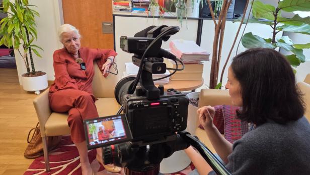 Adelheid Kastner mit Reporterin Yvonne Widler