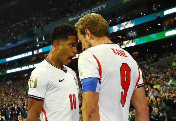 Jude Bellingham jubelt im Aztekenstadion mit Harry Kane