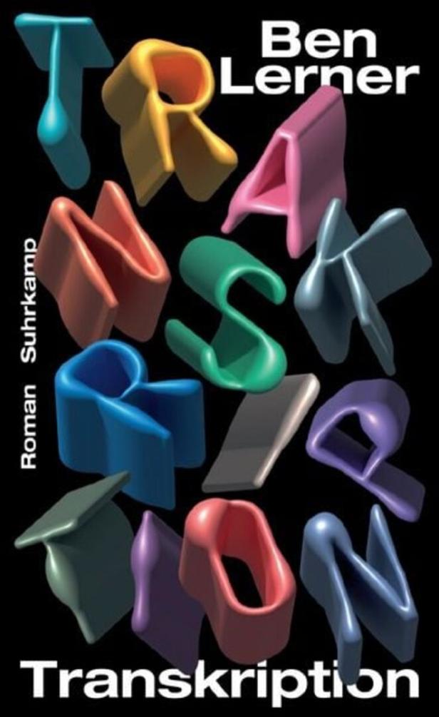 Das Buchcover von Ben Lerners Roman „Transkription“ zeigt den Titel in bunten, dreidimensionalen Buchstaben auf schwarzem Hintergrund.