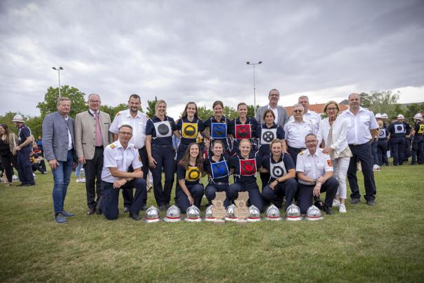 Die Damengruppe der Freiwilligen Feuerwehr Maria Raisenmarkt steht auf einer Wiese.