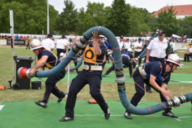 Feuerwehrleute tragen einen Schlauch