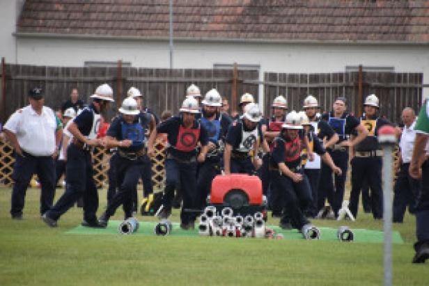 Feuerwehrleute in einem Wettbewerb
