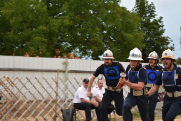 Feuerwehrleute beim Staffellauf