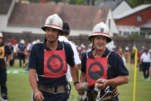 Zwei Feuerwehrleute beim Wettbewerb