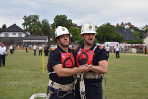 Zwei Feuerwehrleute beim Wettbewerb