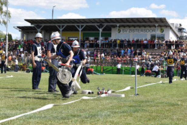 Feuerwehrleute ziehen einen Schlauch