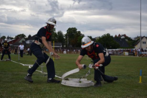 Feuerwehrleute montieren einen Schlauch