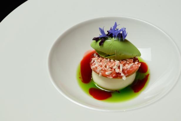 Ein Gericht mit einer grünen Creme und Fisch