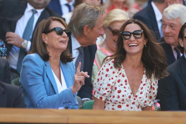 Pippa und Carole Middleton unterhalten sich lachend in Wimbledon