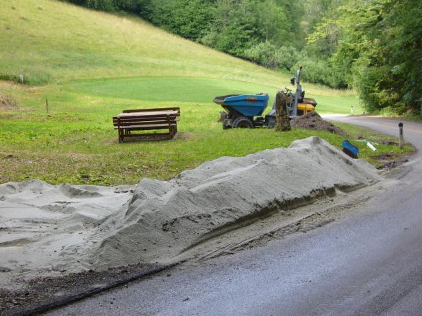 Glasfaser-Baustelle am Rande der Gedenkstätte.