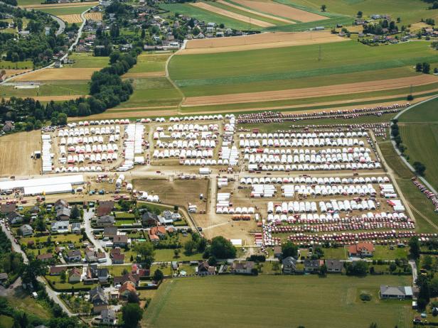 Die Feuerwehr-Zeltstadt aus der Luft.